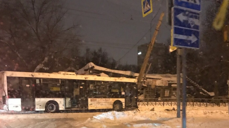 В Перми автобус столкнулся с иномаркой и врезался в фонарный столб — пострадали два человека