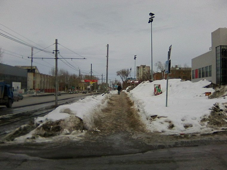 Пермь. Чем дальше от центра, тем хуже уборка улиц от снега и наледи. Фотозарисовка