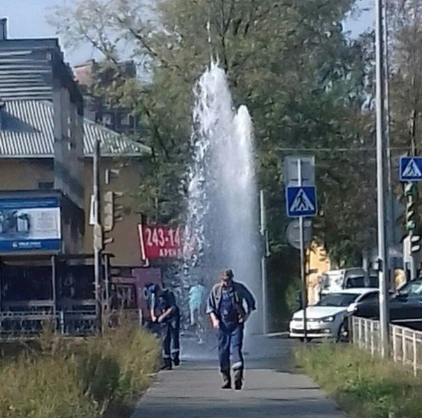 Пермь. Промывка водопровода и «коммунальный фонтан»
