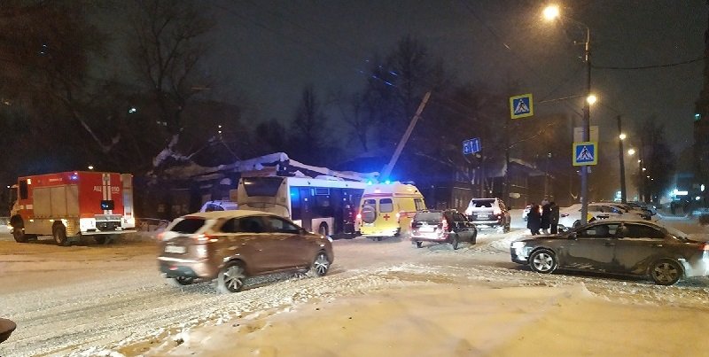 В Перми автобус столкнулся с иномаркой и врезался в фонарный столб — пострадали два человека