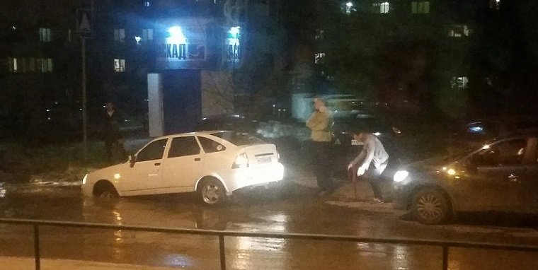 Из-за прорыва водопровода асфальт на улице Коминтерна в Перми смывало водой