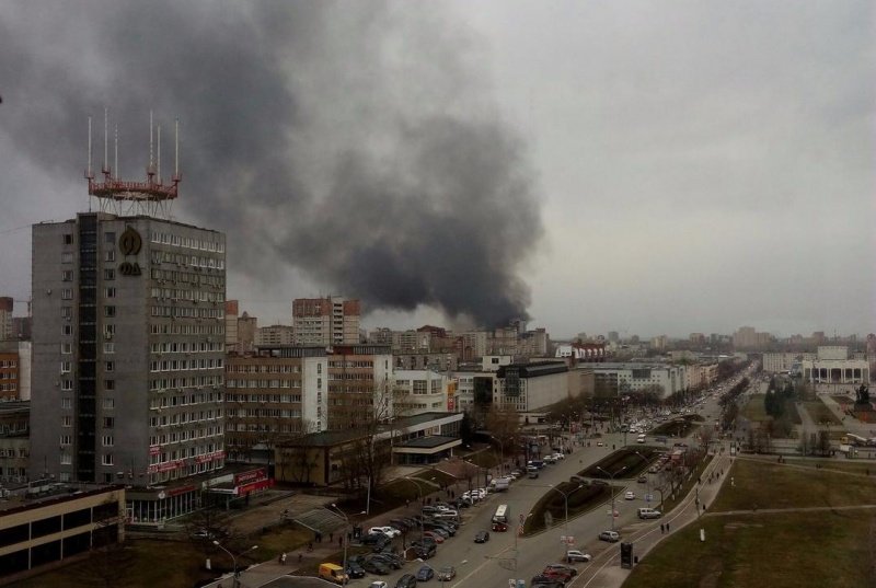 В Перми загорелся ангар с макулатурой. Дымом от пожара заволокло центр города