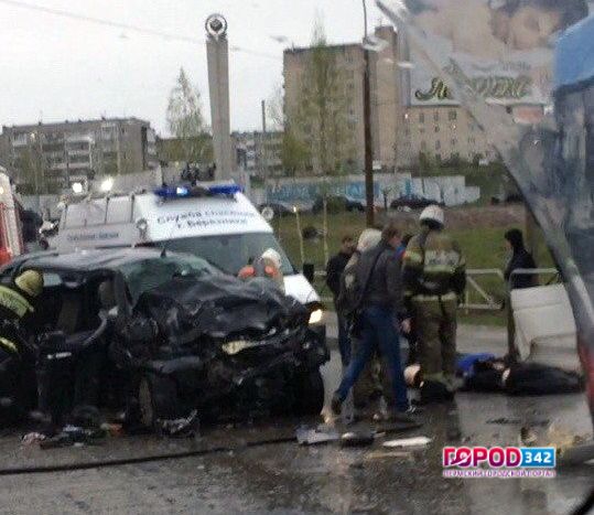 В Березниках в столкновении автомобиля с автобусом погибли три человека