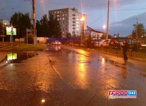 В Перми полиция разыскивает водителя синего ВАЗа, сбившего женщину и скрывшегося с места ДТП
