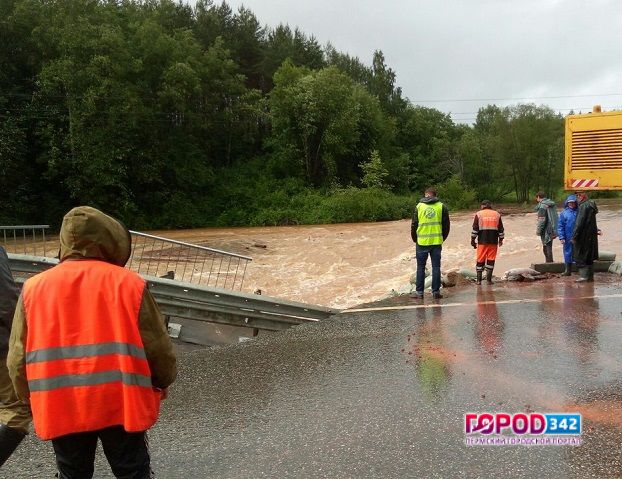 На участке трассы Пермь — Екатеринбург потоки воды разрушили мост