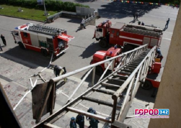 В Перми пожарные спасли из горящего дома троих детей, в том числе грудного ребенка