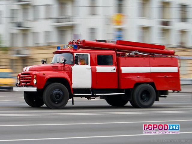 В Перми пожарные не успели спасти человека из-за припаркованных во дворе дома автомобилей