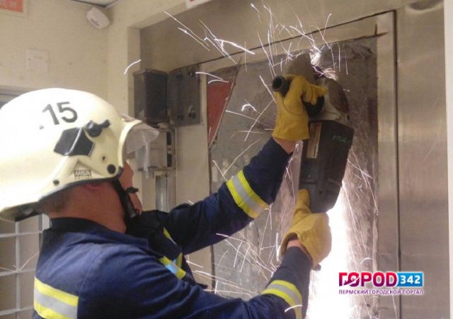В Перми банковское хранилище спасатели вскрыли за два часа