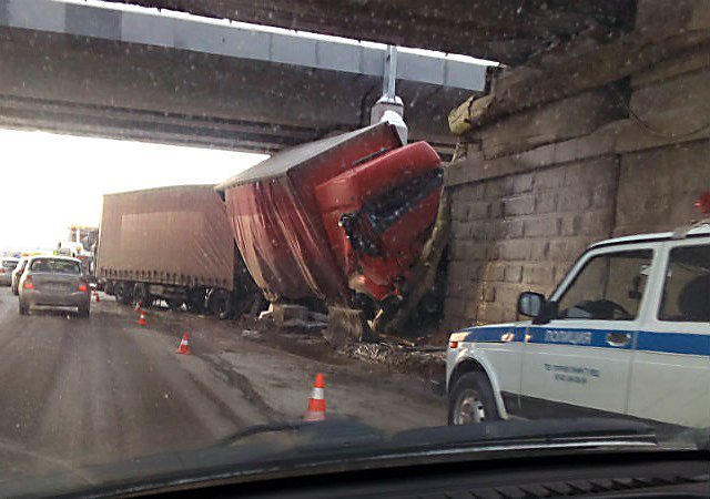 В Перми водитель грузового автомобиля врезался в опору моста на Липовой горе. Видео