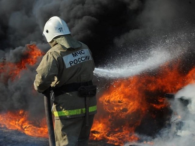 В Краснокамском районе произошел пожар. Квартира загорелась из-за горящей свечи. Погибла женщина