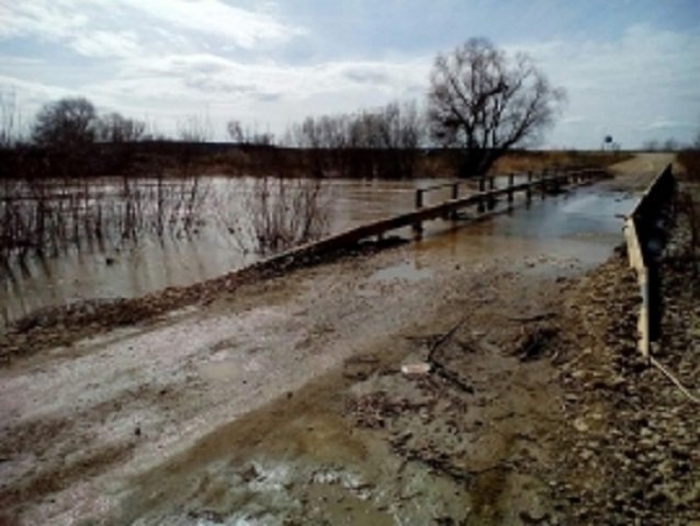 Из-за паводка в Кунгурском районе подтопило два низководных автомобильных моста