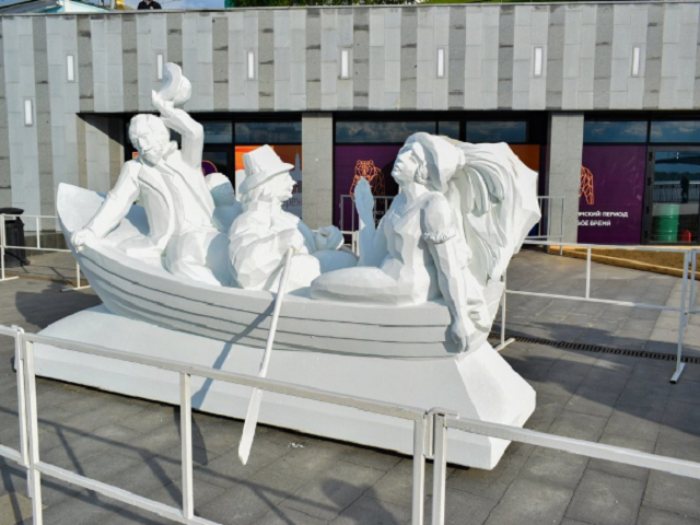 На набережной Перми открыли выставку скульптур из пенопласта – подарок местных скульпторов родному городу