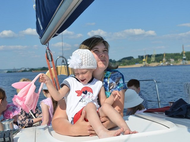 Моменты счастья: в Перми дети-инвалиды — победители конкурса «Счастье жить» — совершили прогулку на яхте