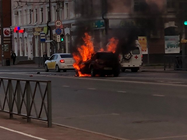 В Перми после ДТП с такси загорелась иномарка