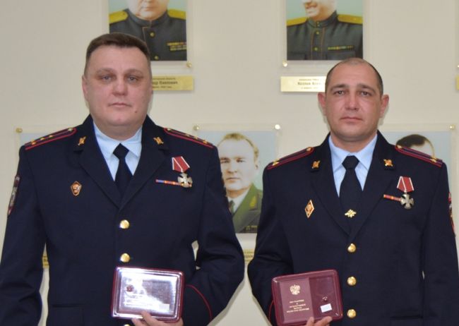 В Перми наградили полицейских, которые спасли заложников в магазине