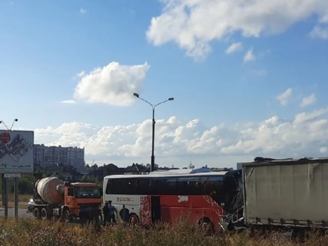В Перми столкнулись автобус, бетономешалка и две фуры