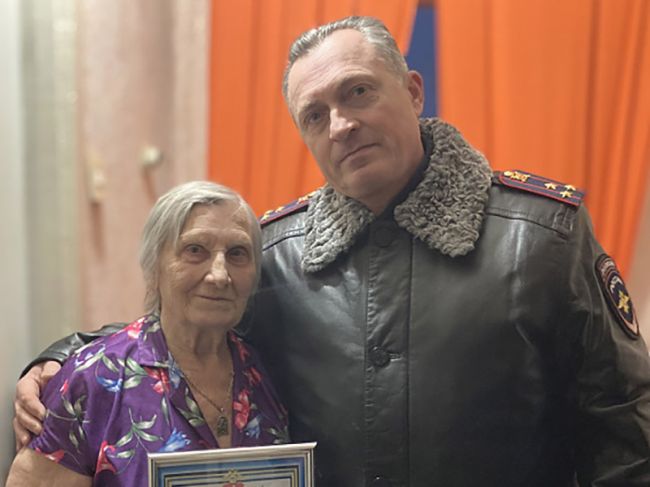В полиции наградили пермскую бабушку, которая обхитрила телефонных мошенников
