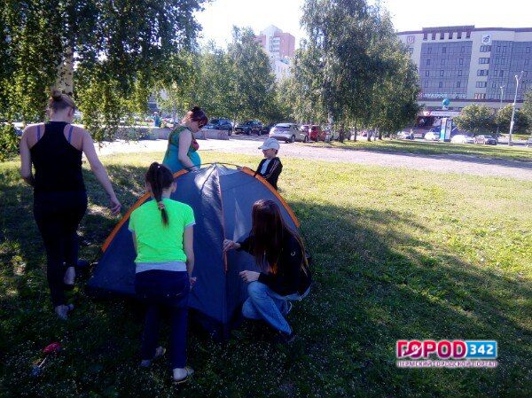 Оставшись без жилья, многодетная мать разбила палатку у краевого Заксобрания
