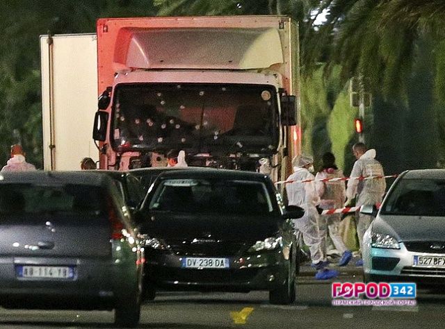 Теракт во французской Ницце: 80 человек погибли под колесами мчащегося грузовика