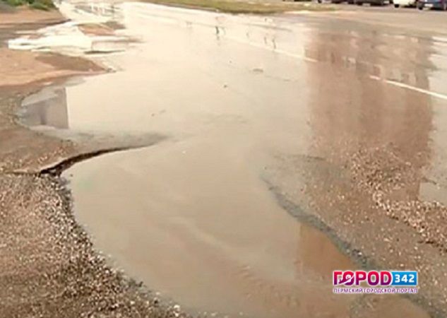 Улицу Мира в Перми залило фекальными водами