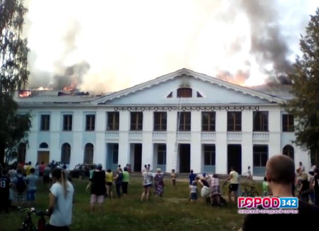 Не менее 30 человек тушили пожар в Доме культуры на севере Прикамья