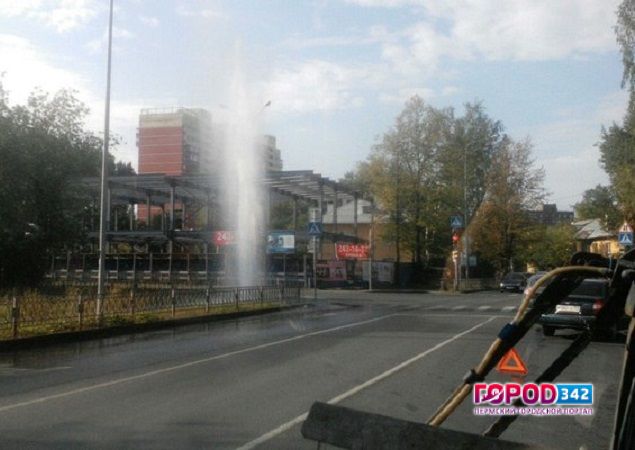 Пермь. Промывка водопровода и «коммунальный фонтан»