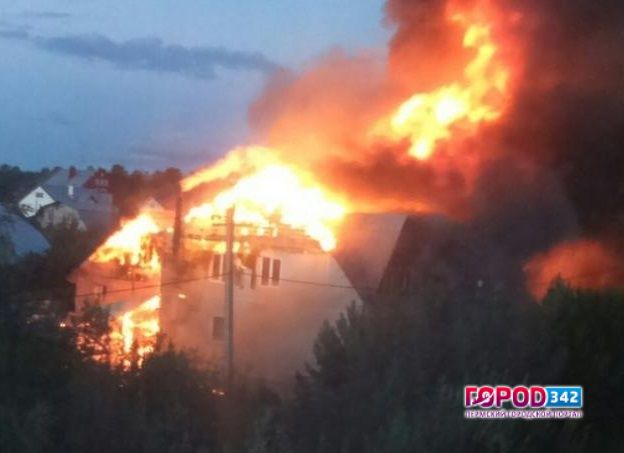 Пермь. Огонь пожара уничтожил два жилых дома