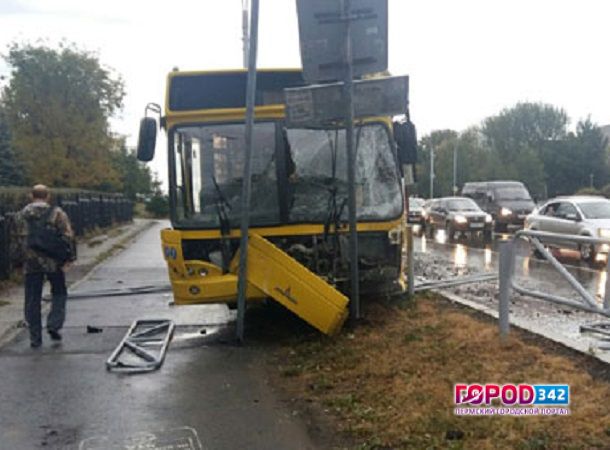 В ДТП на Стахановской столкнулись два автобуса