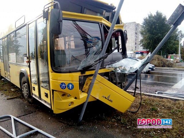 В ДТП на Стахановской пострадала кондуктор автобуса