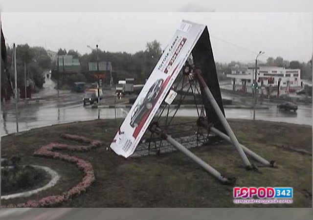 В Перми рекламный щит был снесен ураганным ветром