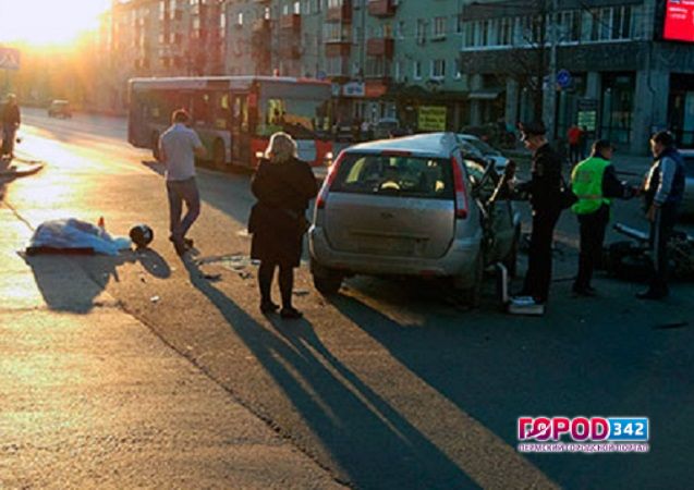 В центре Перми на перекрестке Ленина и Крисанова погиб мотоциклист