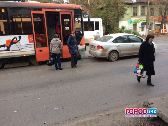 В Перми легковушка и трамвай не поделили дорогу
