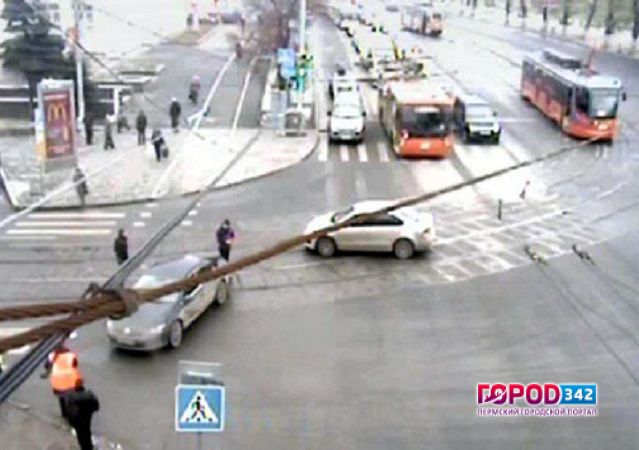 ДТП в центре Перми парализовало движение трамваев
