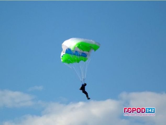 В Прикамье, из-за невнимательности инструктора, разбился парашютист