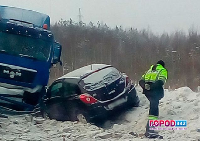 На трассе в Пермском крае столкнулись грузовик и легковушка