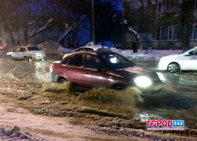 Коммунальная авария на улице Карпинского в Перми парализовала движение транспорта