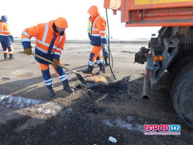 Дорожные службы Перми приступили к ямочному ремонту дорог