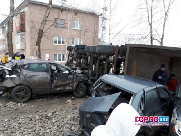 Авария в Прикамье: у фуры отказали тормоза, и она снесла четыре легковушки