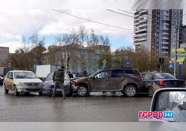 В Перми водитель иномарки, проскочив на красный сигнал светофора, спровоцировал массовое ДТП