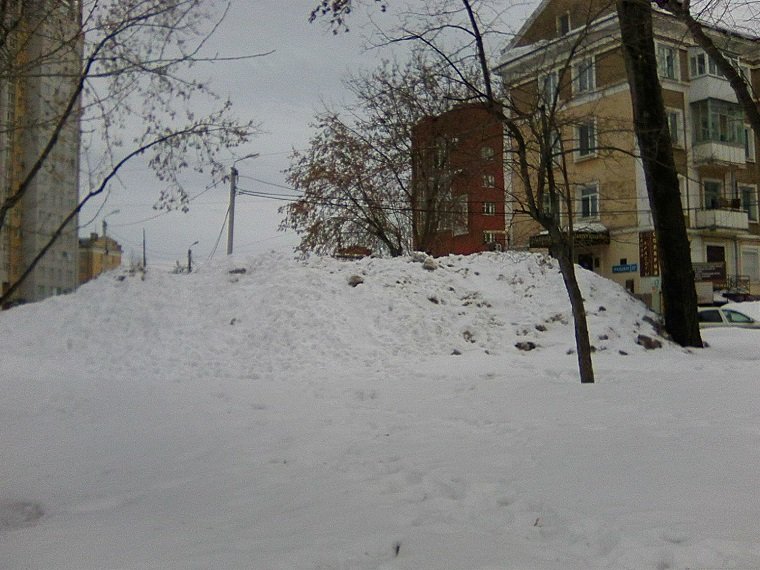 Пермь. Чем дальше от центра, тем хуже уборка улиц от снега и наледи. Фотозарисовка