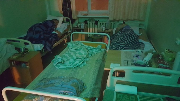 В Лысьве пациента-сердечника из-за нехватки мест в палатах положили в коридоре на стульях