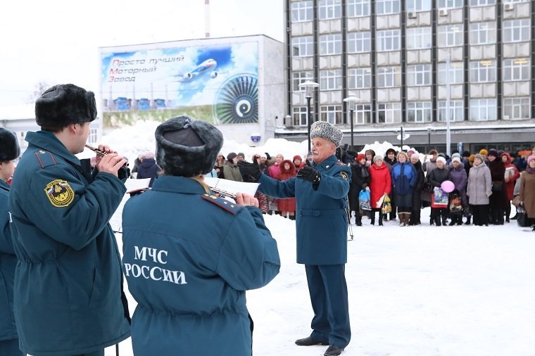 «Пермские моторы» необычно поздравили работниц с праздником 8 Марта