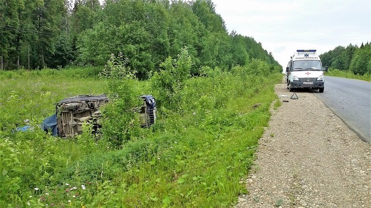 В Пермском крае на трассе Полазана-Чусовой грузовой автомобиль на полной скорости вылетел в кювет