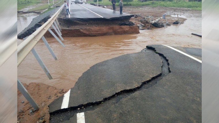 В Ильинском районе потоком воды смыло часть автомобильного моста