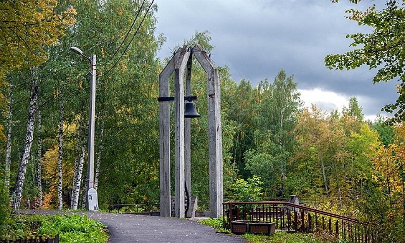 Звонница-памятник жертвам политических репрессий (1996 г., архитектор М. И. Футлик).  Тихая улица, 23, Егошихинское (старое) кладбище