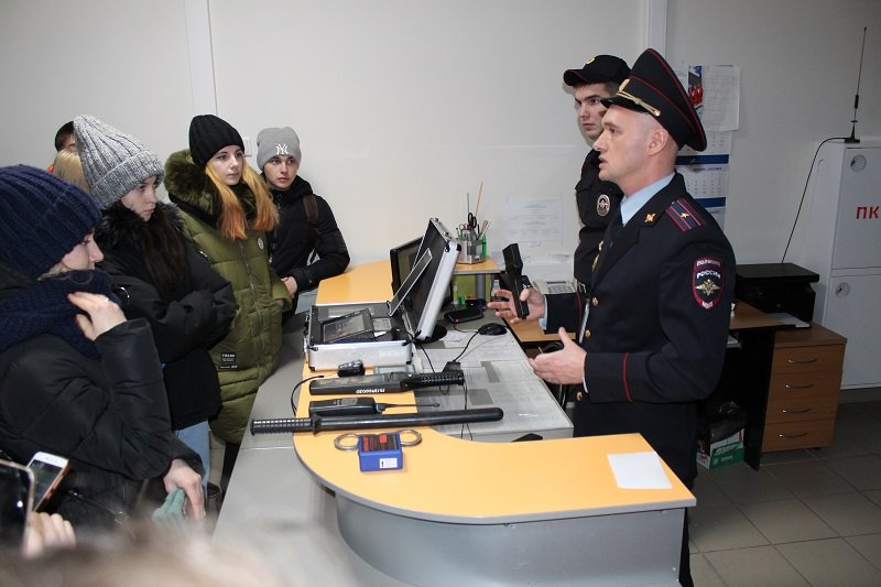 Транспортные полицейские Перми познакомили студентов-железнодорожников с работой аэропорта и транспортной полиции