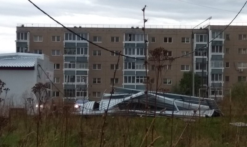 Из-за урагана в Пермском крае отключилось электричество, ветер срывал крыши и ломал деревья