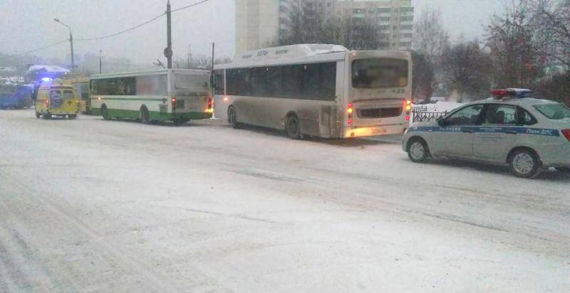 В Мотовилихинском районе Перми при столкновении двух автобусов пострадала женщина