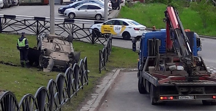 В Перми на средней дамбе произошло ДТП. Водитель с места происшествия скрылся