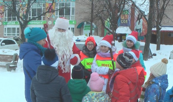 Чайковские полицейские совместно с отрядом ЮИД провели акцию «Полицейский Дед Мороз»